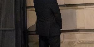 不文明行为《太阳报》拍到鲁尼参加晚宴后在墙角随地小便