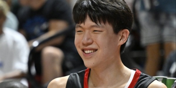 很轻松！队记：杨瀚森看起来玩得很开心 一直带着微笑