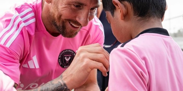 金年会体育-梅西现身迈阿密国际青训营，亲切指导小球员并签名留念